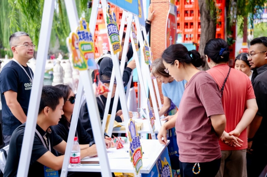 2026年西城区《北京市文明行为促进条例》系列宣传活动走进什刹海荷花市场(图4)