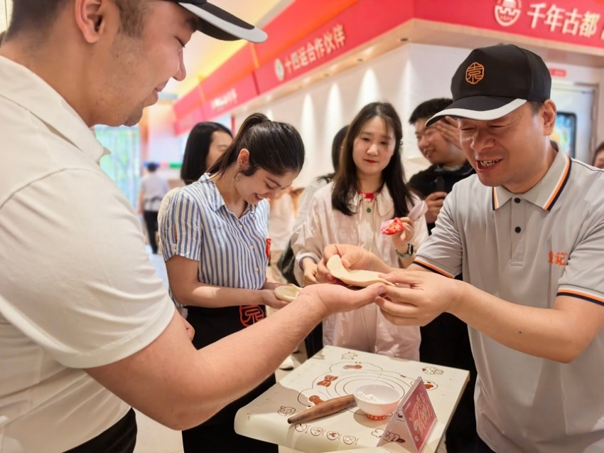 非遗肉夹馍破圈潮玩 中外青年争当“长安打馍人”(图3)