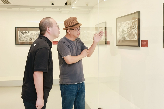 “信仰长歌”纪念红军长征胜利90周年暨弘扬长征精神作品巡展首展在岭南画派纪念馆开幕(图8) “信仰长歌”纪念红军长征胜利90周年暨弘扬长征精神作品巡展首展在岭南画派纪念馆开幕(图8)
