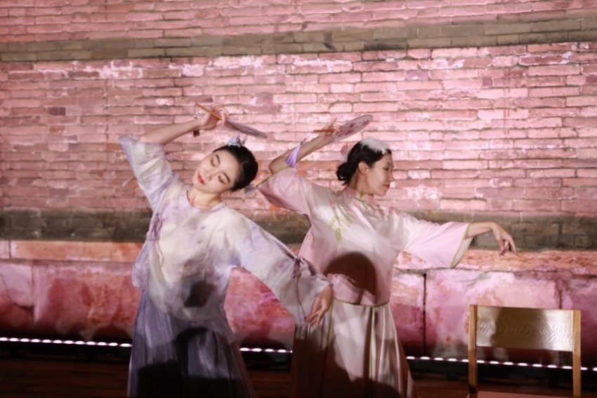 古寺搭台,居民演身边人、说身边事——原创沉浸式戏剧《家在回天》引共鸣(图11) 古寺搭台,居民演身边人、说身边事——原创沉浸式戏剧《家在回天》引共鸣(图11)